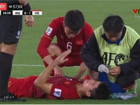 Xuân Trường nhanh chóng chạy đến chăm sóc, rửa tay dính đầy máu cho Duy Mạnh sau chấn thương khiến cổ động viên cảm động