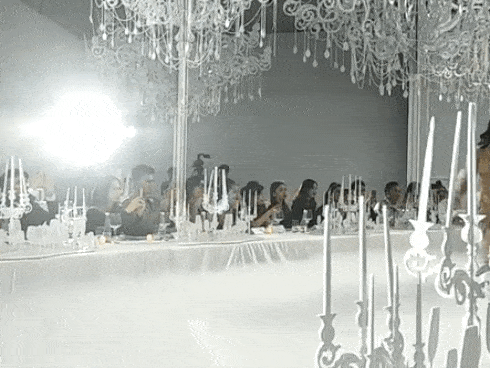 Catwalk vẫn đẳng cấp thần sầu, Hồ Ngọc Hà 'mặc như không' trên sàn diễn thời trang