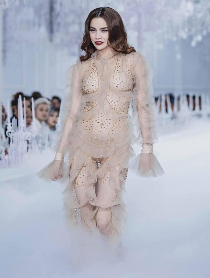 Catwalk vẫn đẳng cấp thần sầu, Hồ Ngọc Hà mặc như không trên sàn diễn thời trang-4