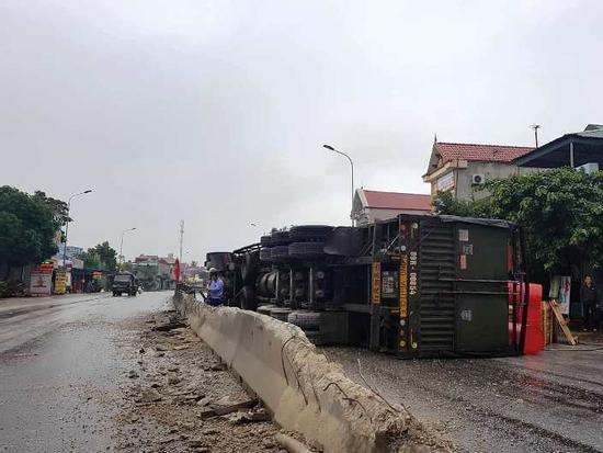 Thanh Hóa: Tài xế buồn ngủ, xe đầu kéo lật ngang trên quốc lộ