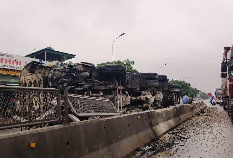 Thanh Hóa: Tài xế buồn ngủ, xe đầu kéo lật ngang trên quốc lộ-2