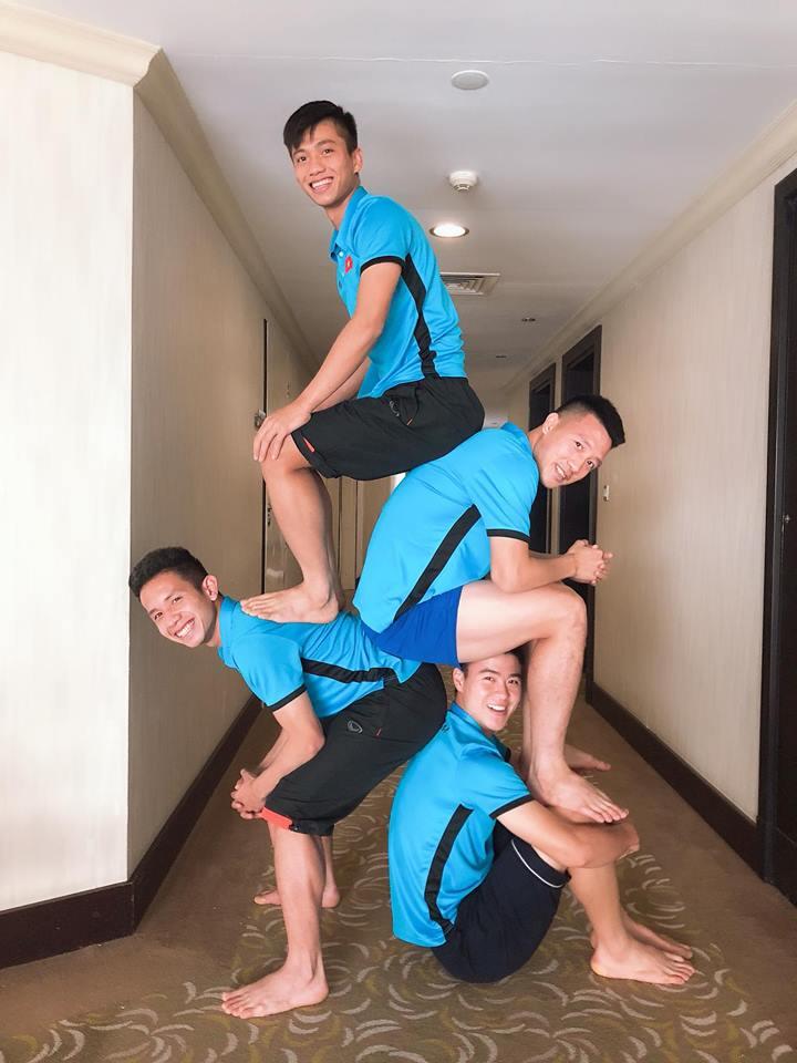Đá bóng giỏi đã là gì, tuyển Việt Nam còn đu trend nhanh như chớp giúp loạt trào lưu năm 2018 có cơ hội vụt sáng-1