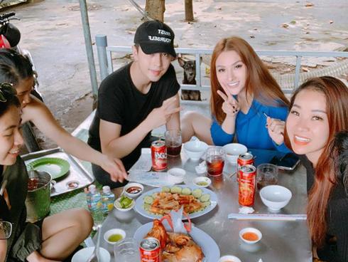 Thu Thủy nhiệt tình tư vấn thẩm mỹ nhưng liệu có ai dám nối gót cô khi thấy gương mặt tròn quay, sưng phồng thế này?-16