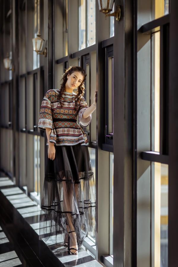 STREET STYLE sao Việt: Diệp Lâm Anh diện jumpsuit xuyên thấu khoe ngực phồn thực đối lập Kỳ Duyên kín đáo, sang xịn mịn-7