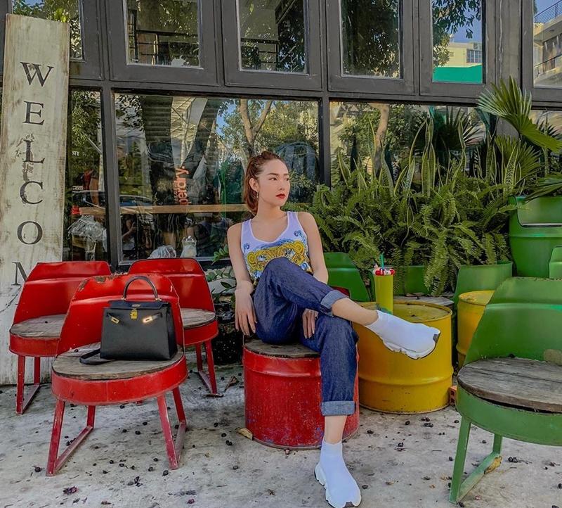STREET STYLE sao Việt: Diệp Lâm Anh diện jumpsuit xuyên thấu khoe ngực phồn thực đối lập Kỳ Duyên kín đáo, sang xịn mịn-9