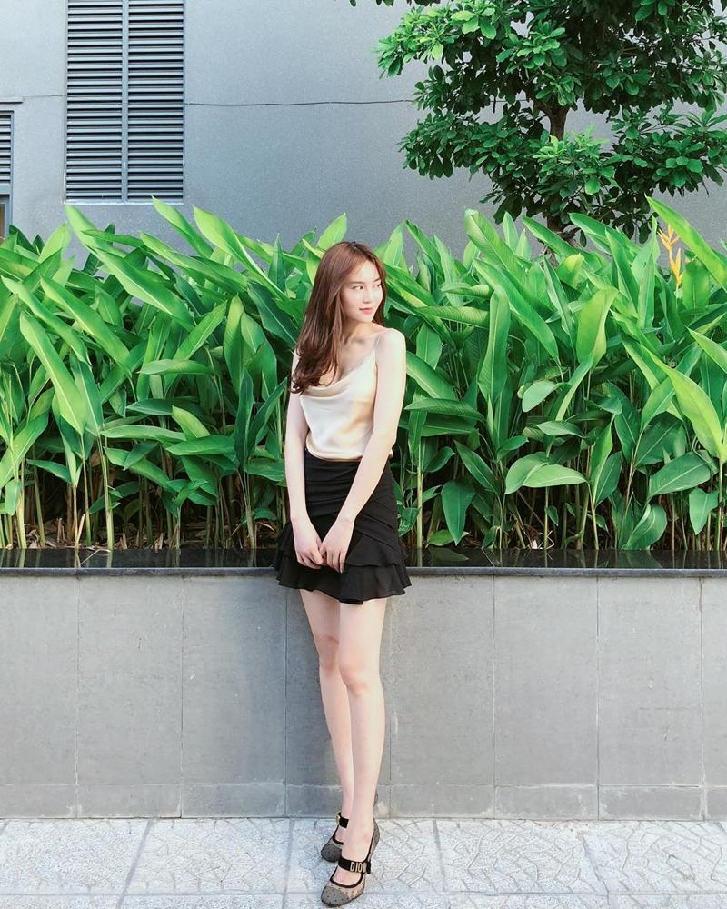 STREET STYLE sao Việt: Diệp Lâm Anh diện jumpsuit xuyên thấu khoe ngực phồn thực đối lập Kỳ Duyên kín đáo, sang xịn mịn-2