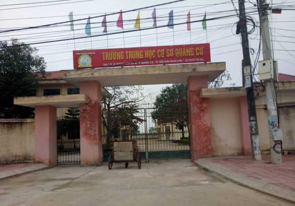 Hiệu trưởng bị tố bóp cổ học sinh: Tôi chỉ kéo cổ áo-2