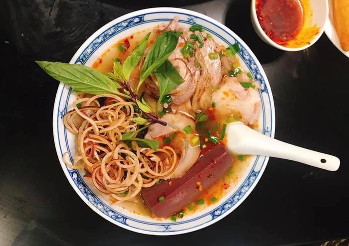 Bữa tối chán cơm thì đổi món với bún bò Huế chuẩn vị thơm nức-2