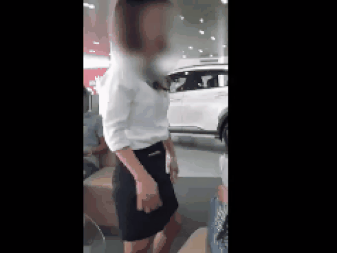 Lan truyền clip nữ nhân viên tốc váy tuyên bố bán dâm trước mặt khách hàng nam vì bị công kích đưa vào trại mại dâm-1