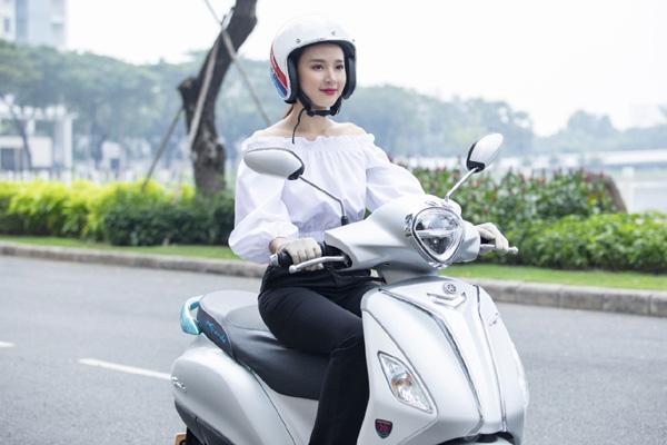 Midu xuống phố cực chất cùng nữ hoàng xe ga Grande Hybrid-3