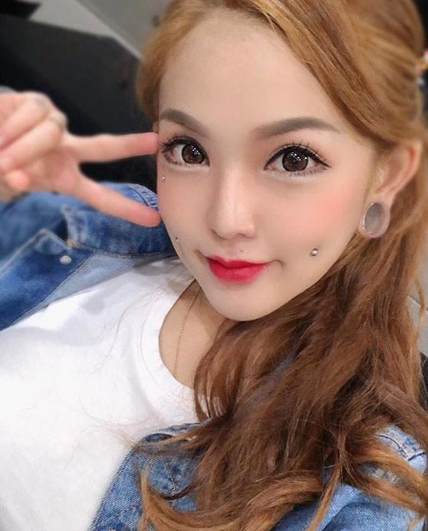 Từng bị nhà chồng cấm cửa vì xăm kín người, mẹ trẻ xinh đẹp khoe cận mặt con gái khiến người xem bất ngờ-2