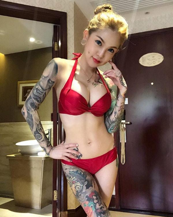 Từng bị nhà chồng cấm cửa vì xăm kín người, mẹ trẻ xinh đẹp khoe cận mặt con gái khiến người xem bất ngờ-1