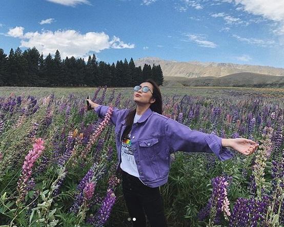 STREET STYLE sao Việt: Diệp Lâm Anh diện jumpsuit xuyên thấu khoe ngực phồn thực đối lập Kỳ Duyên kín đáo, sang xịn mịn-6