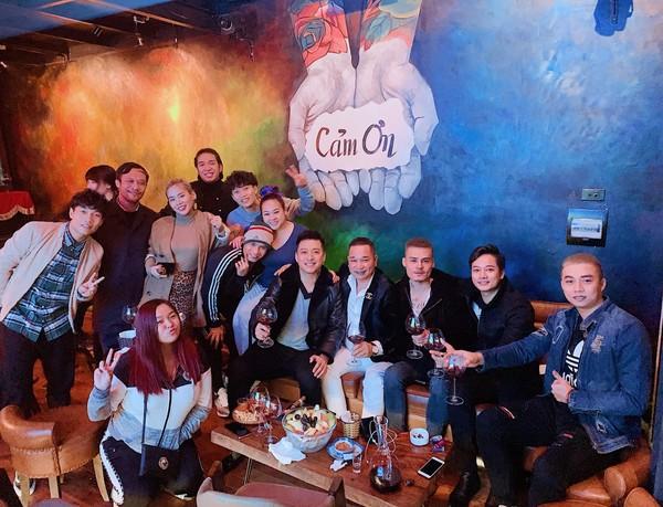 Tuấn Hưng chụp ảnh thân thiết với Hoa Vinh, nhắn nhủ cư dân mạng: Hãy để cậu ấy sửa đổi nhé!-4