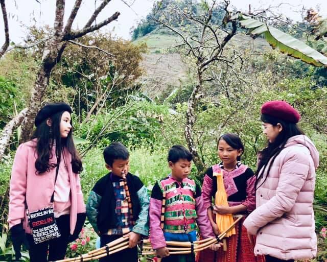 Khoe ảnh cả gia đình du lịch Mộc Châu, 2 con gái Quyền Linh được người xem tấm tắc thần thái như hoa hậu-14