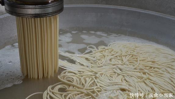 Quán mì bán được hơn 1.000 bát mỗi ngày nhờ vào thứ gia vị quán nào cũng có-5