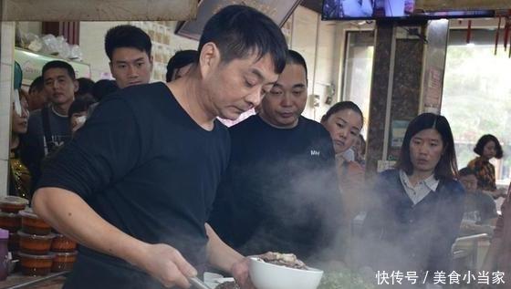 Quán mì bán được hơn 1.000 bát mỗi ngày nhờ vào thứ gia vị quán nào cũng có-6