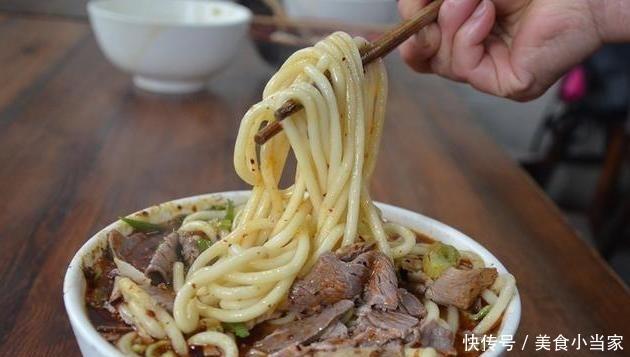 Quán mì bán được hơn 1.000 bát mỗi ngày nhờ vào thứ gia vị quán nào cũng có-8