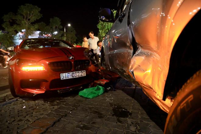 BMW phóng qua dải phân cách, tông xe máy và ôtô ở Sài Gòn-1