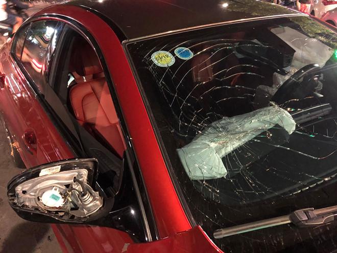 BMW phóng qua dải phân cách, tông xe máy và ôtô ở Sài Gòn-2