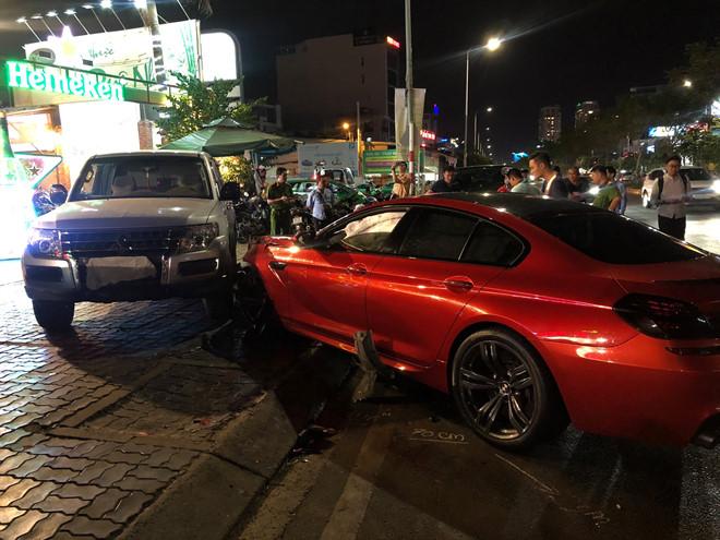 BMW phóng qua dải phân cách, tông xe máy và ôtô ở Sài Gòn-3
