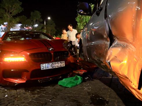 BMW phóng qua dải phân cách, tông xe máy và ôtô ở Sài Gòn