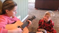 Cô bé đàn hát cho cậu em trai bị Down, khoảnh khắc gây xúc động khiến ai cũng phải bật khóc