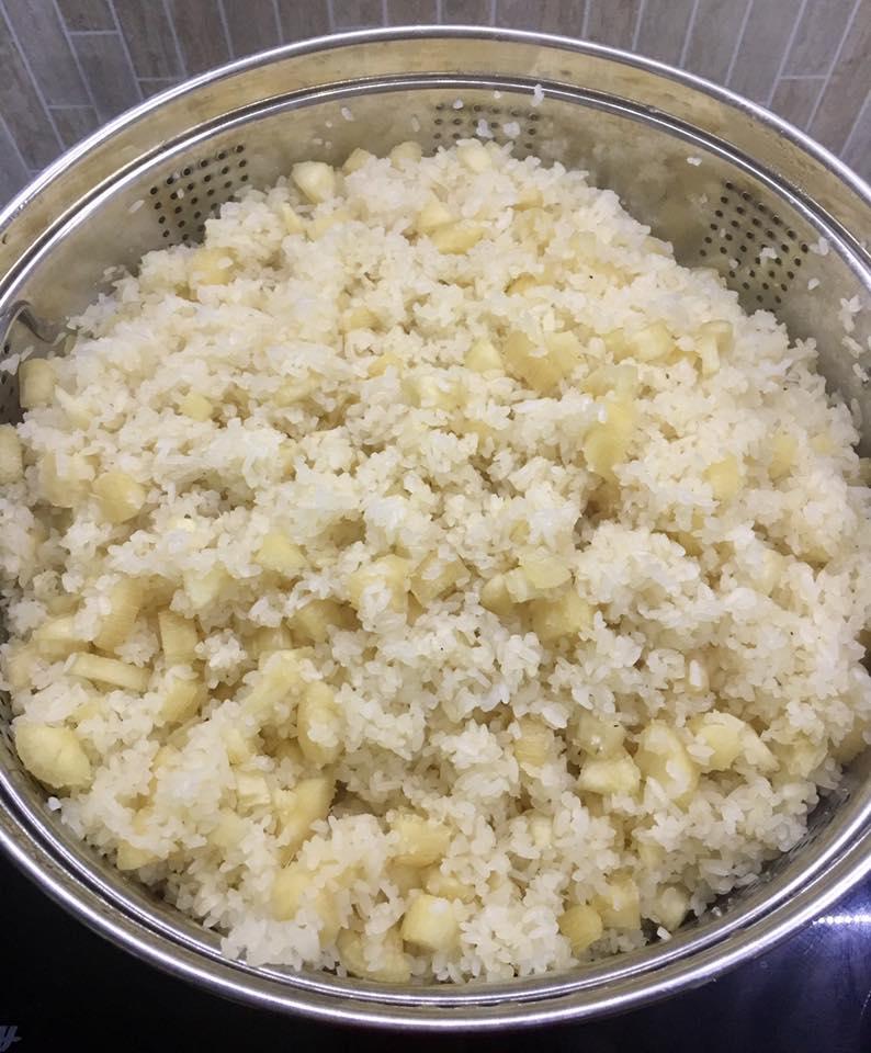 Tìm về tuổi thơ với xôi sắn chà bông nóng hổi giữa ngày nổi gió-2