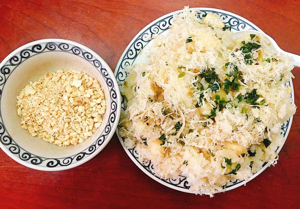 Tìm về tuổi thơ với xôi sắn chà bông nóng hổi giữa ngày nổi gió-3