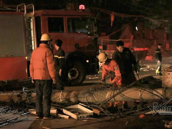 Hà Nội: Xe bồn kéo đổ 4 cột điện, 3 người bị thương