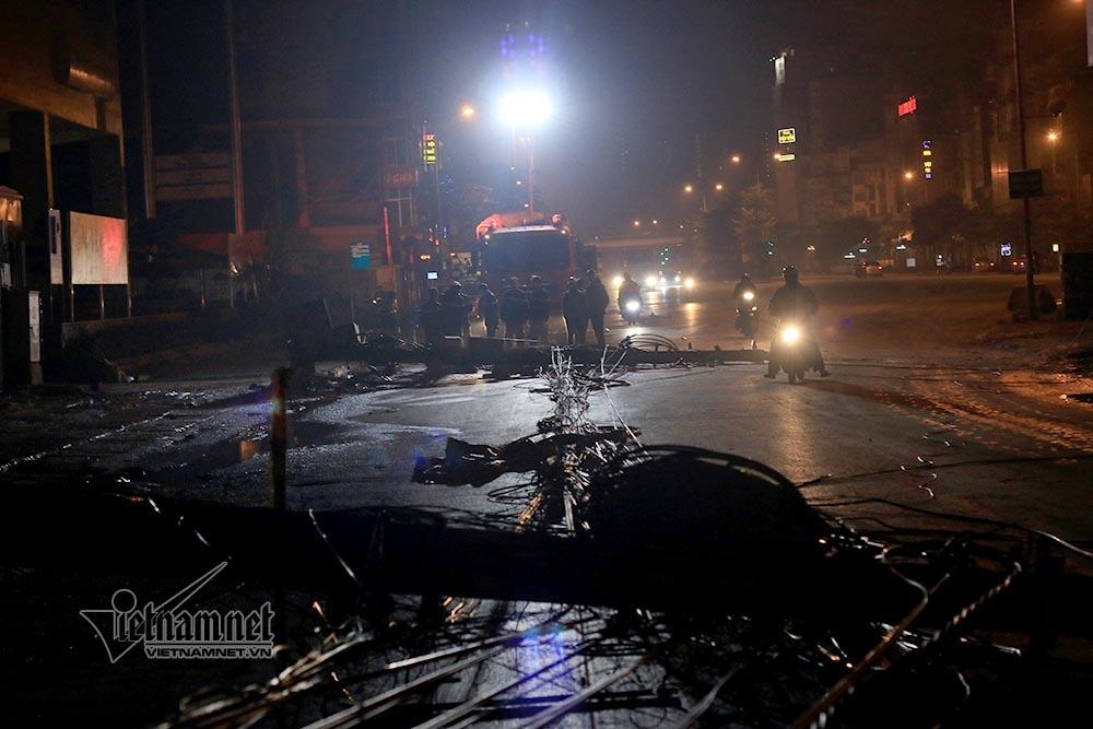 Hà Nội: Xe bồn kéo đổ 4 cột điện, 3 người bị thương-1