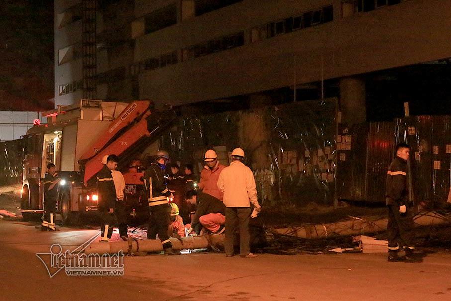 Hà Nội: Xe bồn kéo đổ 4 cột điện, 3 người bị thương-2