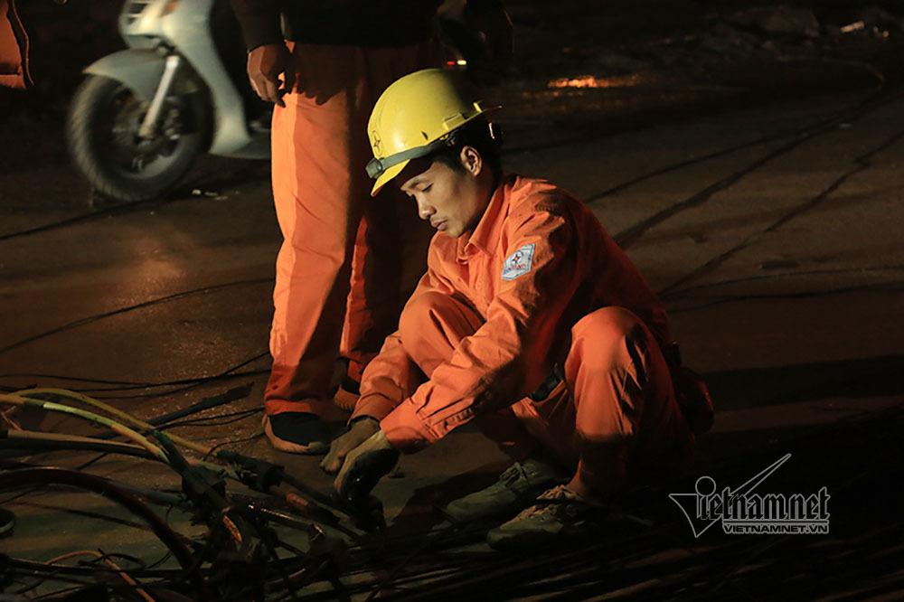 Hà Nội: Xe bồn kéo đổ 4 cột điện, 3 người bị thương-3