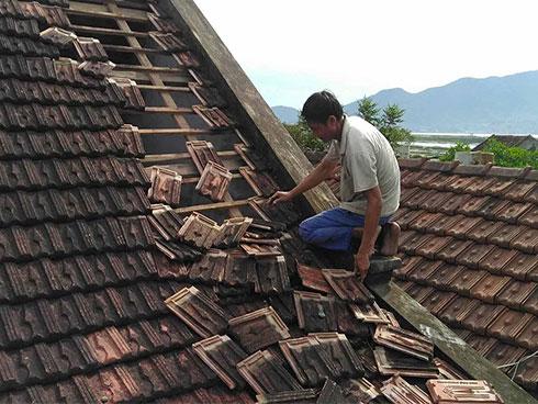 Hà Nội: Xe bồn kéo đổ 4 cột điện, 3 người bị thương-7