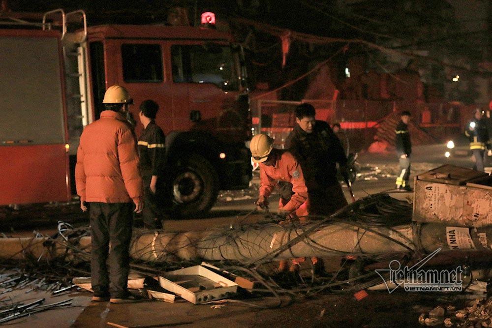 Hà Nội: Xe bồn kéo đổ 4 cột điện, 3 người bị thương-4