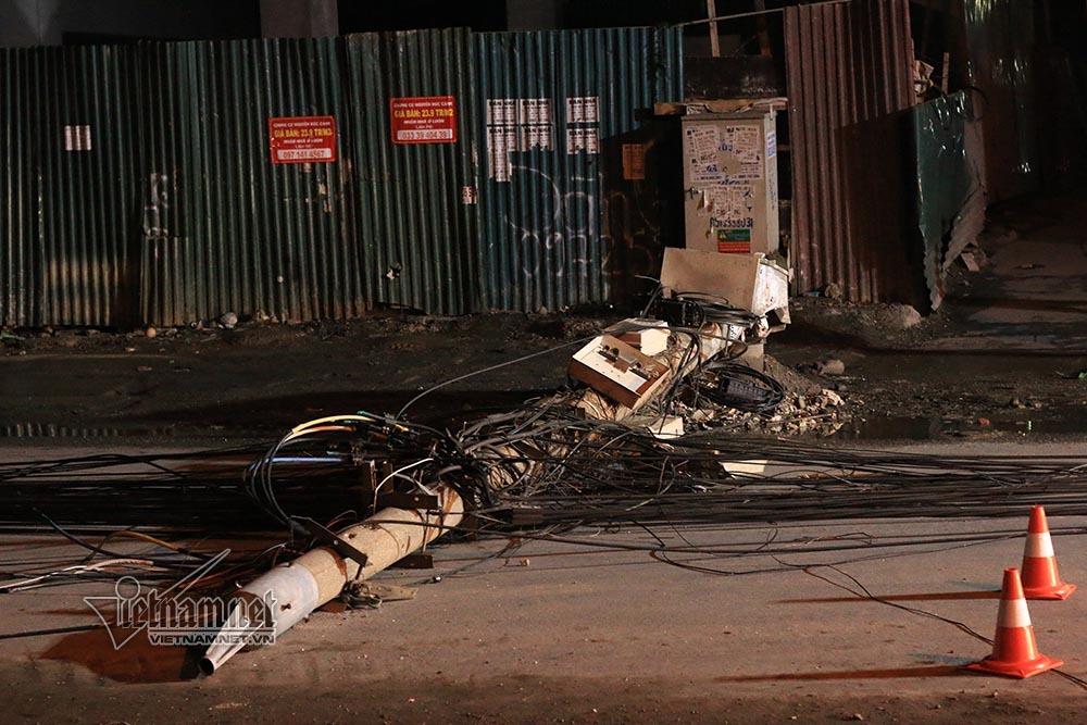 Hà Nội: Xe bồn kéo đổ 4 cột điện, 3 người bị thương-5