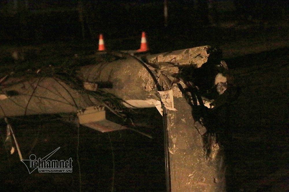 Hà Nội: Xe bồn kéo đổ 4 cột điện, 3 người bị thương-6