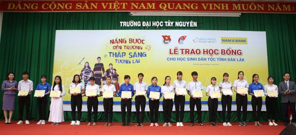 H’Hen Niê cùng Nam A Bank trao học bổng ở Đak Lak-1