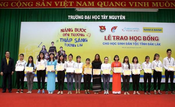 H’Hen Niê cùng Nam A Bank trao học bổng ở Đak Lak-2