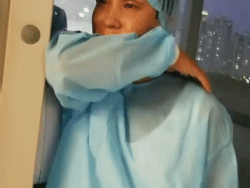 Nhìn ông bố ba đầu sáu tay đưa con đi chơi, hội chị em bất chấp muốn cướp về làm chồng-4