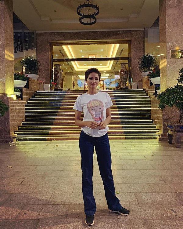 Nếu biết sự thật vì sao HHen Niê mặc áo phông 40k, giày lấm lem bùn đất, bạn sẽ thêm cưng cô hoa hậu bình dân-3