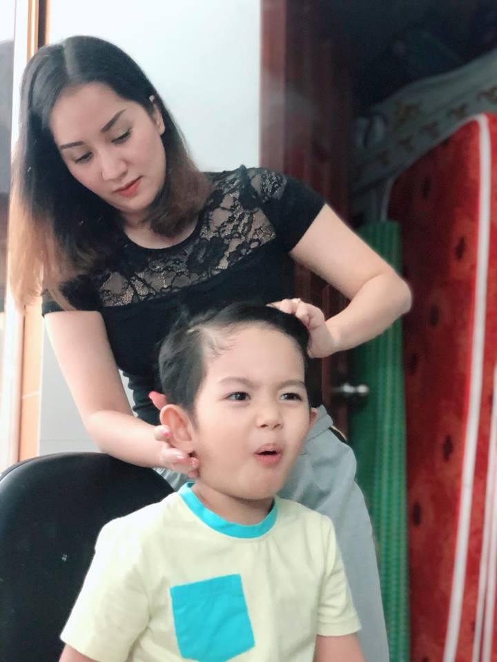 Quý tử 3 tuổi nhà Khánh Thi biểu cảm cưng ơi là cưng khi được mẹ tút tát ngoại hình-3