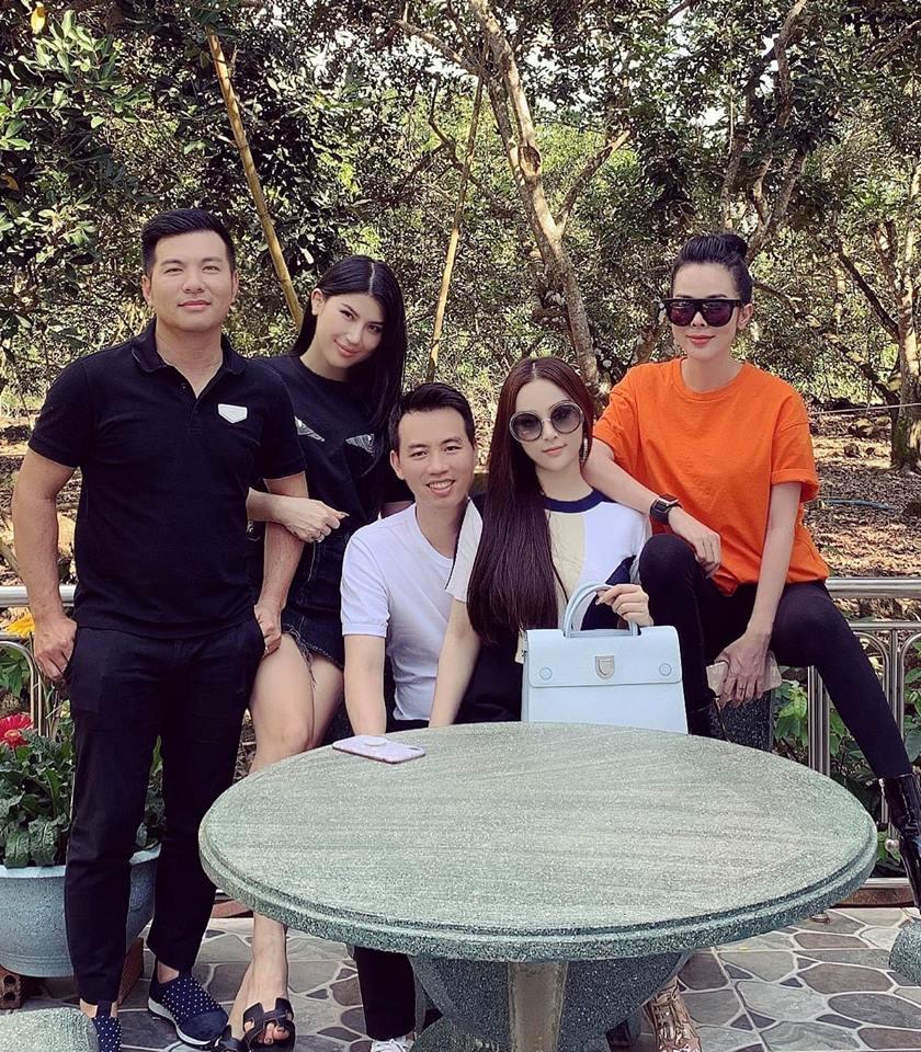 Hiếm hoi xuất hiện cùng nhau, Huyền Baby khiến ai cũng xuýt xoa trước khoảnh khắc an tọa trên đùi ông xã doanh nhân-1