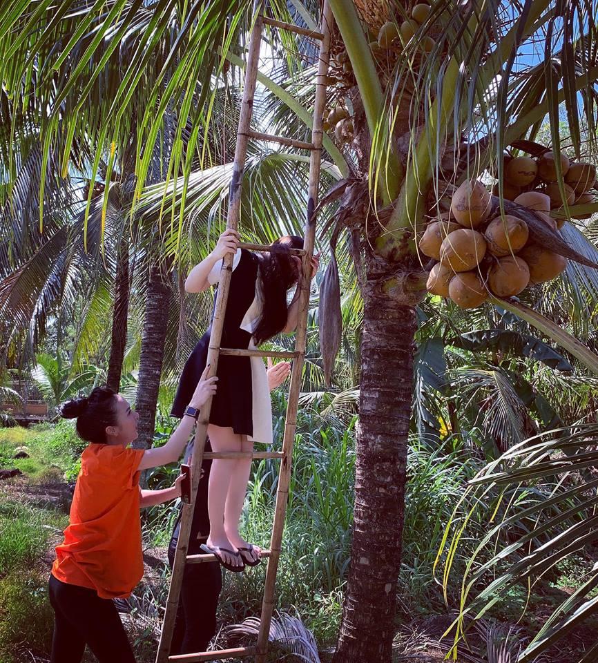 Hiếm hoi xuất hiện cùng nhau, Huyền Baby khiến ai cũng xuýt xoa trước khoảnh khắc an tọa trên đùi ông xã doanh nhân-2