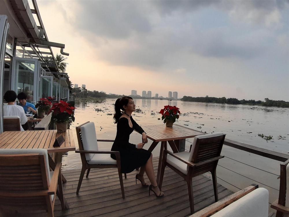 Hiếm hoi xuất hiện cùng nhau, Huyền Baby khiến ai cũng xuýt xoa trước khoảnh khắc an tọa trên đùi ông xã doanh nhân-8