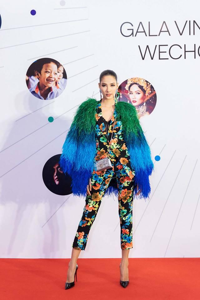 Khi 2 HLV The Face cùng nhau đụng hàng mẫu áo lông sặc sỡ: Hoàng Thùy hay Thanh Hằng sẽ chiếm phần hơn?-6