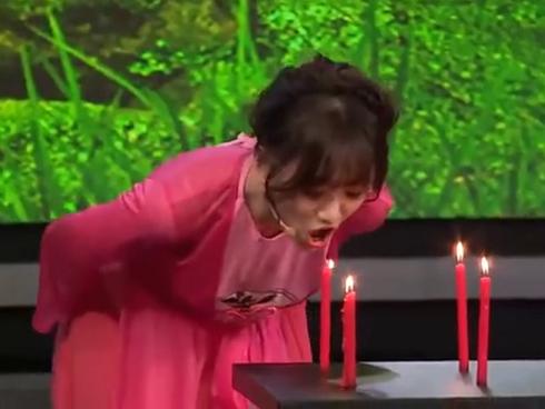 CHẾT CƯỜI: Hari Won gồng mình hát opera vẫn không thể thổi tắt hết số nến đang cháy