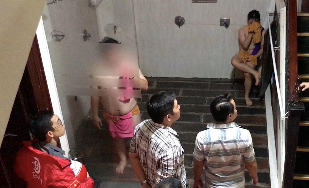 Cảnh sát đột kích động thác loạn đồng tính nam ở Sài Gòn-2