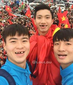 Phong độ ngời ngời khi bị chế ảnh răng móm, cầu thủ tuyển Việt Nam khiến người xem thốt lên 'không mê nổi'
