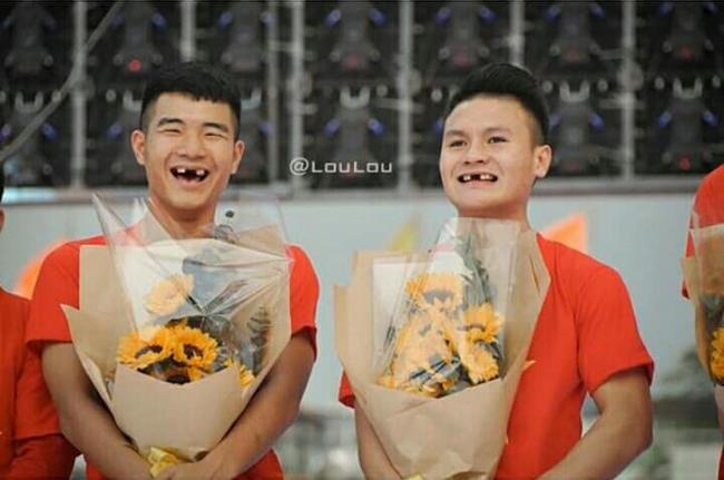 Phong độ ngời ngời khi bị chế ảnh răng móm, cầu thủ tuyển Việt Nam khiến người xem thốt lên không mê nổi-13